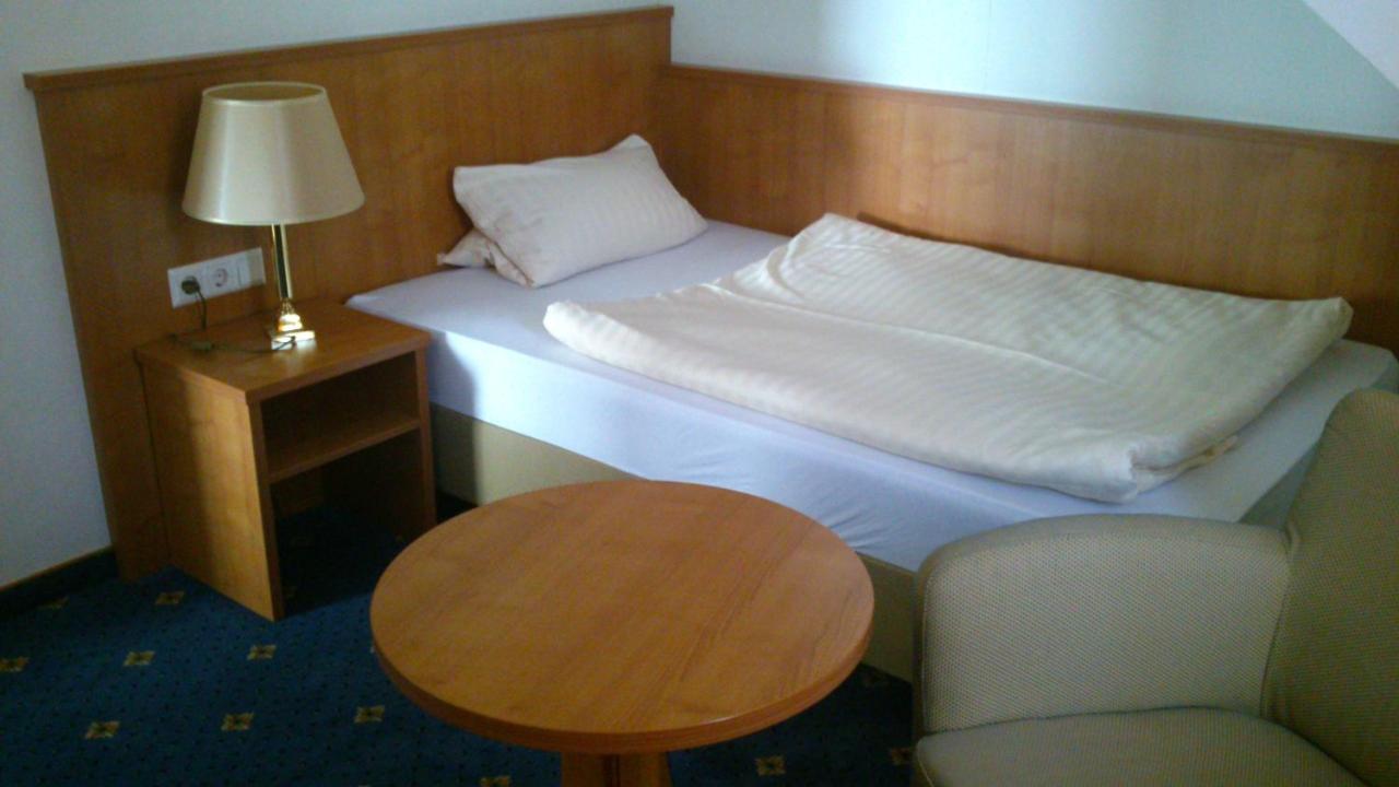 Hotel Kaiserhof Lehrte Esterno foto