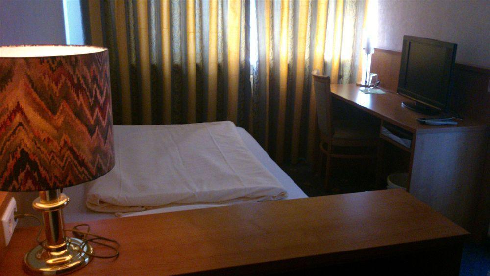 Hotel Kaiserhof Lehrte Esterno foto