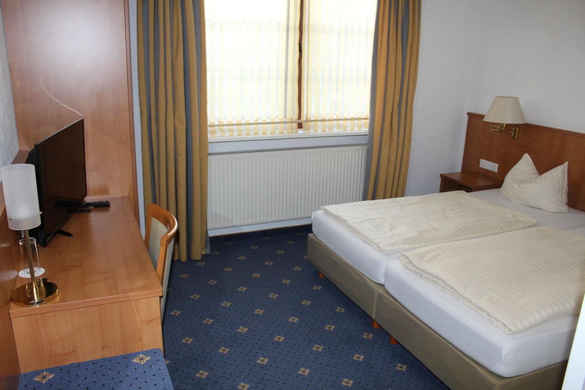 Hotel Kaiserhof Lehrte Esterno foto