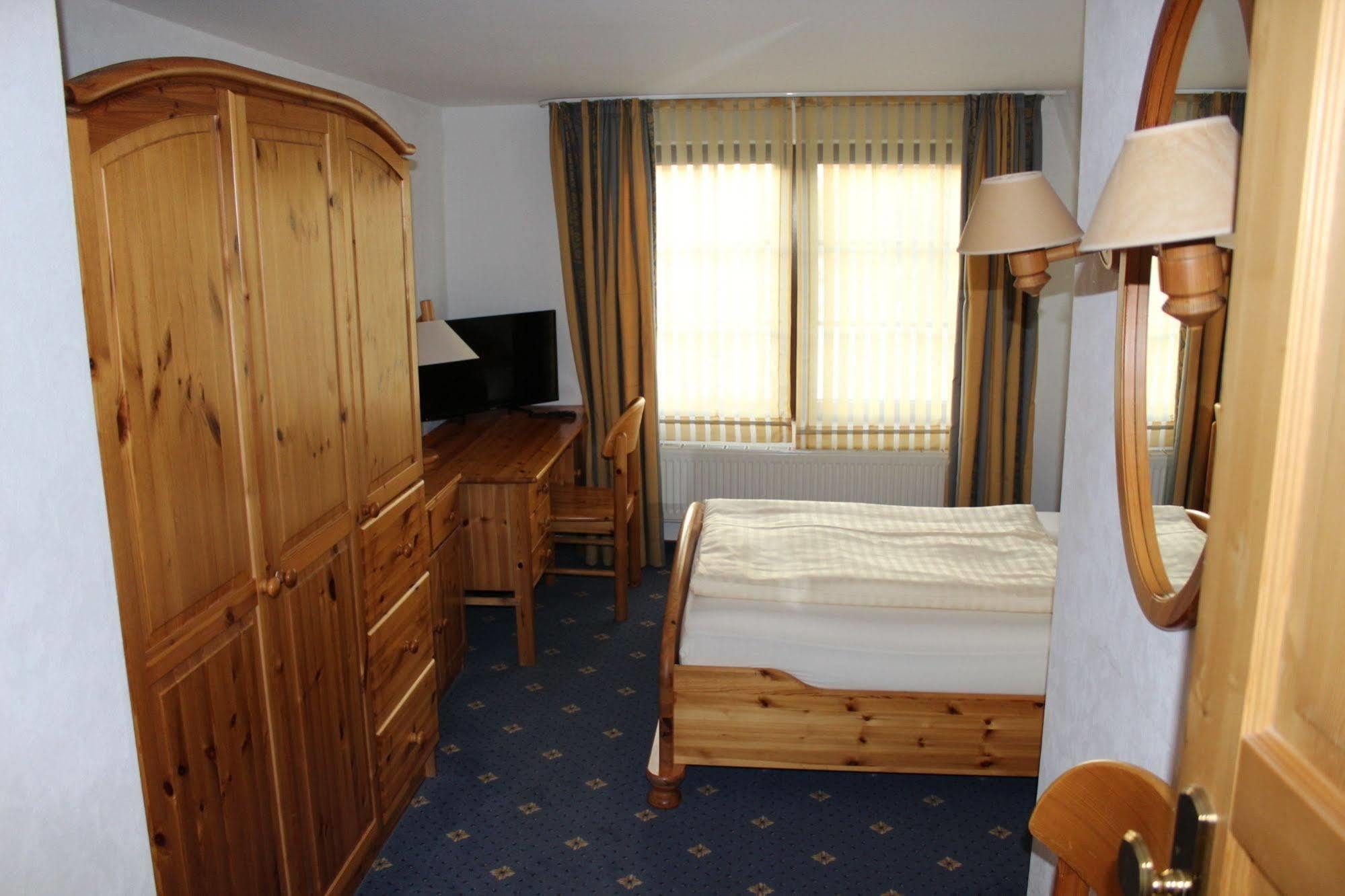 Hotel Kaiserhof Lehrte Esterno foto