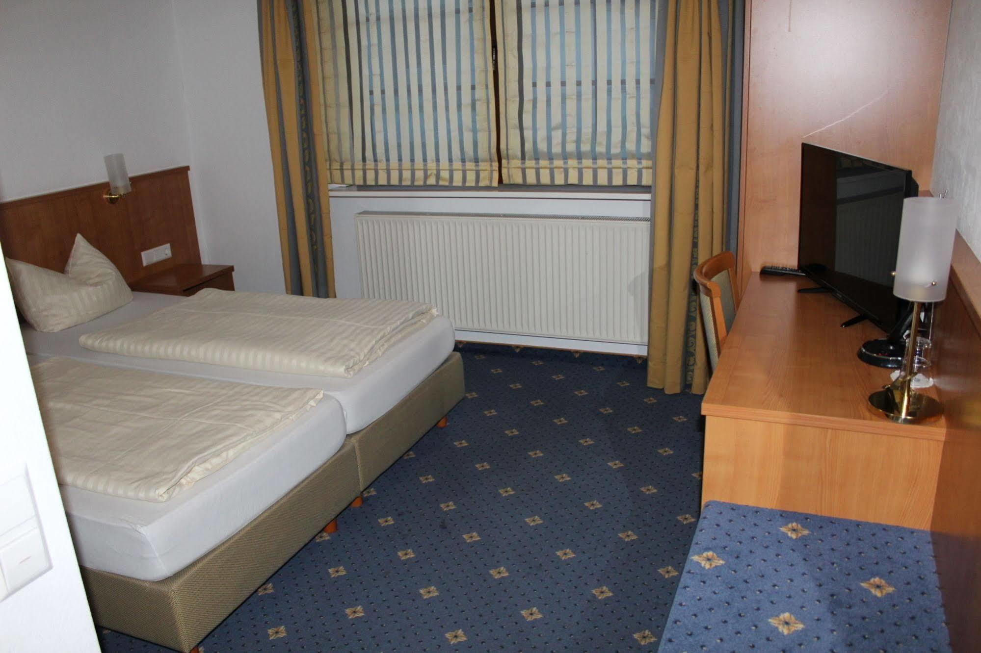 Hotel Kaiserhof Lehrte Esterno foto